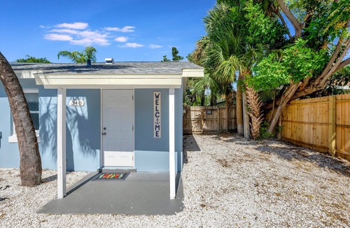 St. Pete Beach House | A TREASURE IN ST. PETE. COZY & COMFORTABLE HOUSE STEPS TO SHOPS AND RESTAURANTS
