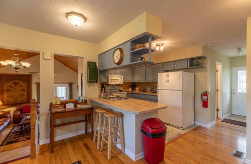 Blowing Rock House | A Treetop Escape: All Nights $199! App Ski Mtn home with spacious decks!