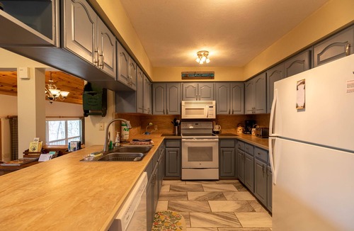 Blowing Rock House | A Treetop Escape: All Nights $199! App Ski Mtn home with spacious decks!