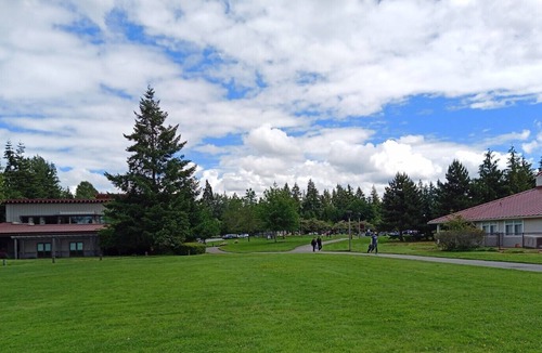 Northeast Bellevue House | A two Kitchen Home in Walking distance to Crossroad Park/Mall, near Microsoft HQ