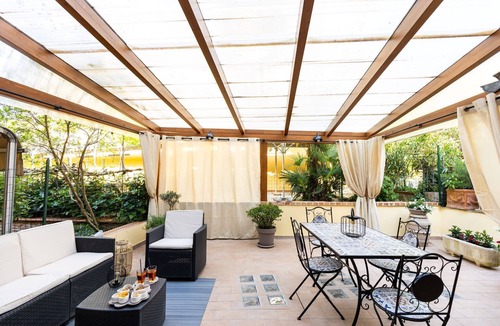 Pozzo Apartment | A typical house located in the historic village of Pozzo della Chiana, with a large furnished terrac
