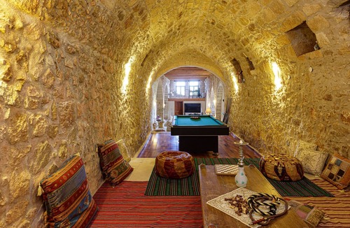 Maroulas Villa | A unique historical manor offers high quality interior and panoramic sea views.
