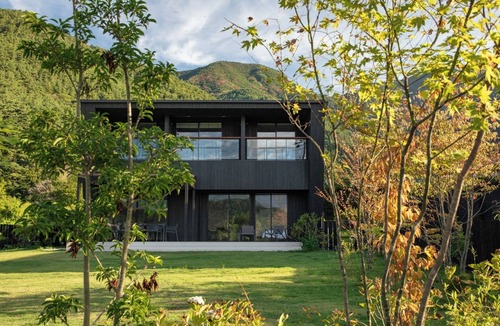 Oishi House | A villa with a spacious garden and views of Mt Fu/Minamitsuru-gun Yamanashi