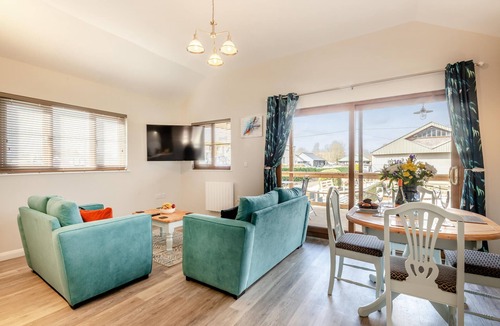 Brundall Cottage | A water’s edge setting in the heart of the Norfolk Broads National Park.