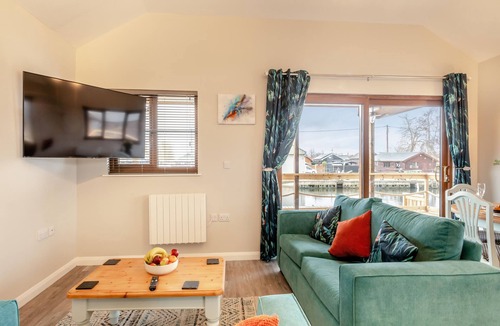 Brundall Cottage | A water’s edge setting in the heart of the Norfolk Broads National Park.