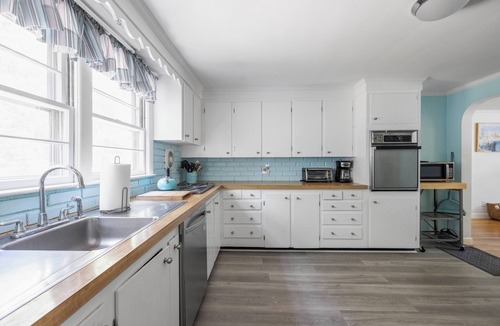 Kennebunk House | 'A Wave From It All Bungalow' serene 3-bed near beaches. Perfect for families
