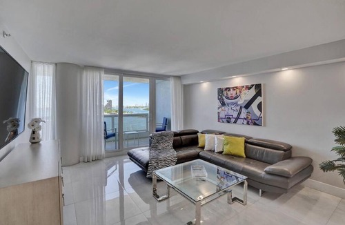 Downtown Miami Apartment | A Wave From It All! Direct water views!