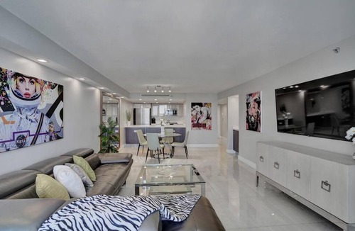 Downtown Miami Apartment | A Wave From It All! Direct water views!