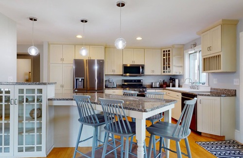 Pine Point House | A Wave from it All