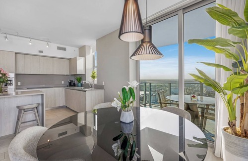 Hollywood South Central Beach Condo | A World of Beauty: The Breathtaking View Stylish Apartment - 25 min to FIFA!