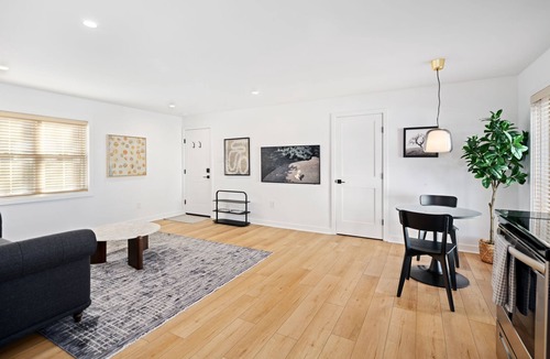 Manoa Apartment | A1 @ Auberge - Charming 1-bedroom apartment with WiFi, AC in delightful Ardmore