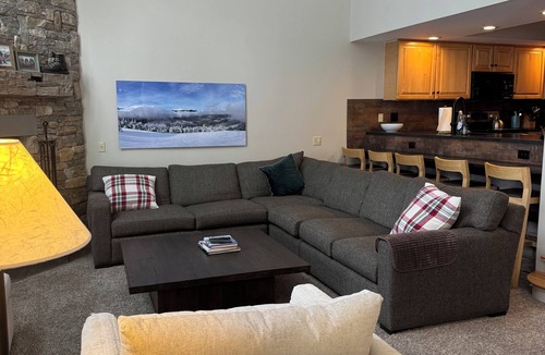 Ludlow House | A1 Solitude.4 BDRM, ski in/out to main Solitude lift, pool/gym access. Parking!