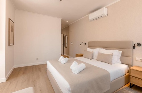 Misericordia Apartment | A2 Spacious & Stylish Apartment for 9 in Bica, Downtown Lisbon