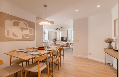 Misericordia Apartment | A2 Spacious & Stylish Apartment for 9 in Bica, Downtown Lisbon