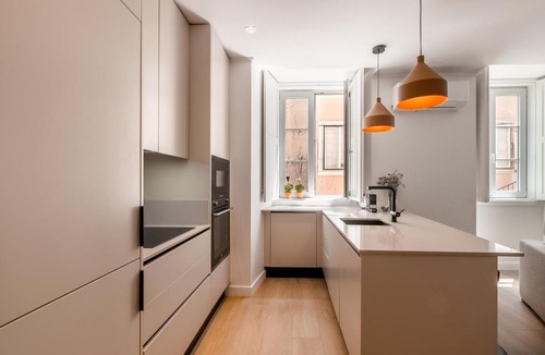 Misericordia Apartment | A2 Spacious & Stylish Apartment for 9 in Bica, Downtown Lisbon