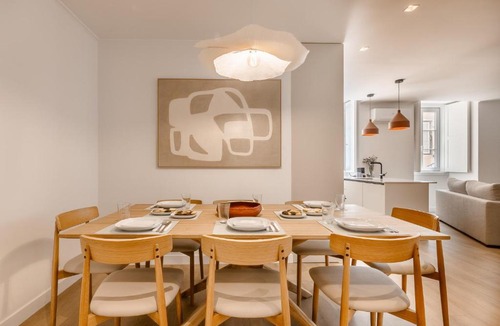 Misericordia Apartment | A2 Spacious & Stylish Apartment for 9 in Bica, Downtown Lisbon