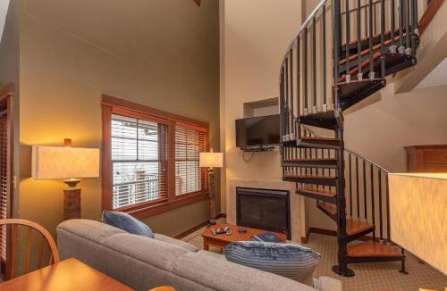 Thayerville Apartment | A315 Studio & Loft Lake View