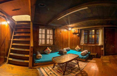 Manali Bed & Breakfast | Aarya Homes