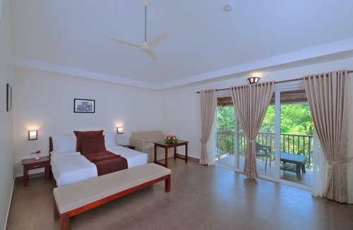 Kunnathidavaka Hotel | Abad Brookside
