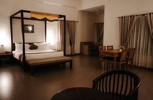 Kunnathidavaka Hotel | Abad Brookside