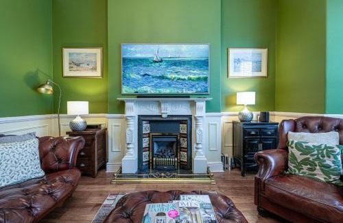 Llandudno House | Abbey Lodge, Llandudno - Period Townhouse, 5 bedrooms & bathrooms, with Hot Tub & Private Parking