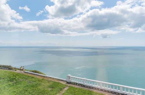 Folkestone House | Abbots Cliff House by Bloom Stays - sleeps 10 guests in 5 bedrooms