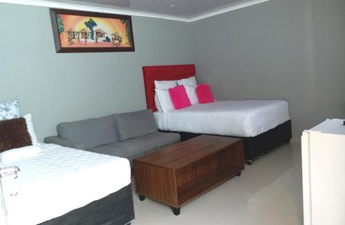 Eikenbosch House | ABC ACCOMMODATION BELLVILLE CAPE TOWN 25 VAN NIEKERK STREET OAKDALE BELLVILLe