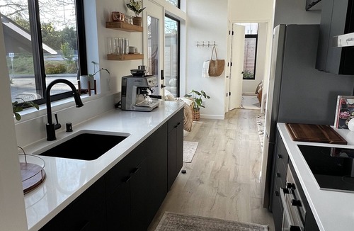 Licton Springs Cottage | Abodu Modern Cottage 2bd with hot tub - walkable to Greenlake