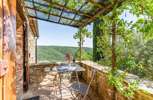 Sogna Apartment | About 6 km from Ambra lies this original apartment in the medieval hamlet of Sogna.