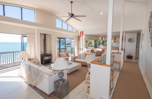 Coopers Beach House | Absolute Beach Front @ Coopers