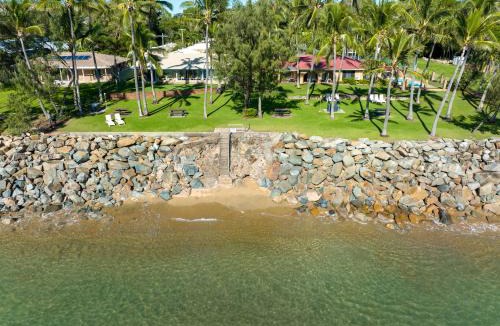 Blacks Beach Apartment | ABSOLUTE BEACH FRONT MACKAY - Blue Pacific
