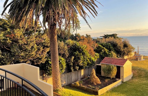 Paraparaumu House | Absolute Beachfront Escape - Swim, Dine, Relax in Style