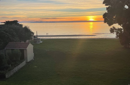 Paraparaumu House | Absolute Beachfront Escape - Swim, Dine, Relax in Style