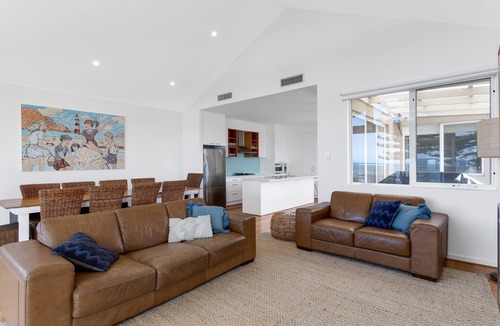Encounter Bay House | Absolute beachfront accommodation, perfect for families and large groups.