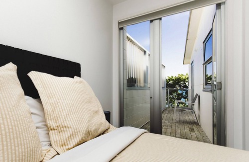 Oakura House | Absolute Beachfront Spa Pool