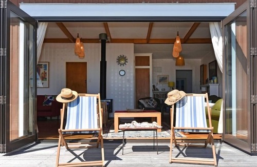 Patons Rock House | Absolute Beachfront. Free Wifi. Stand up Paddlebords