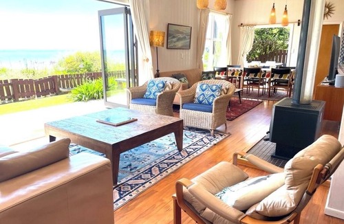 Patons Rock House | Absolute Beachfront at Patons Rock