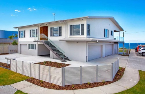 Warilla Apartment | Absolute Beachfront Holiday Apartment w Panoramic Ocean Views