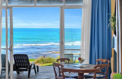 Blue Bay Apartment | Absolute Beachfront l Couples Getaway