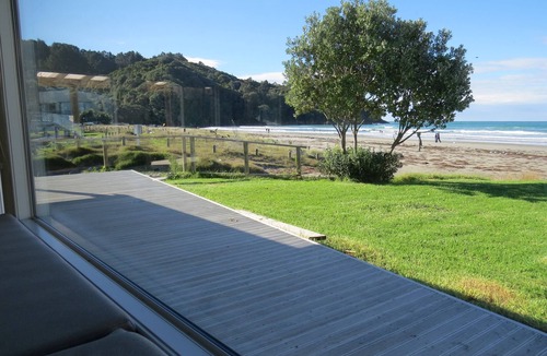 Waihi Beach House | Absolute beachfront! Sleeps 12+ Built 2011