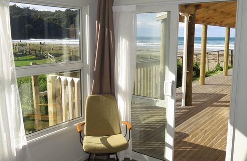 Waihi Beach House | Absolute beachfront! Sleeps 12+ Built 2011