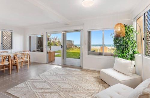 Palm Beach House | Absolute Beachfront Sleeps 10 Secure Carparks
