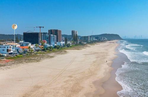 Palm Beach House | Absolute Beachfront Sleeps 10 Secure Carparks