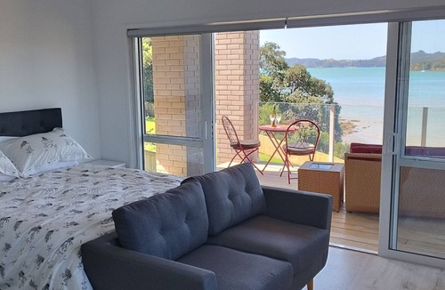 Paihia Apartment | Absolute beachfront "Waimiro" Paihia