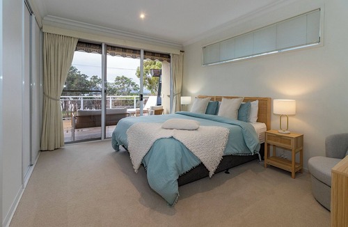 Mallacoota House | Absolute lake frontage property located in the heart of beautiful Mallacoota.