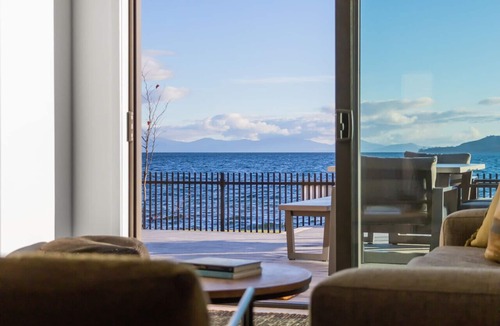 Hilltop House | Absolute lakefront house