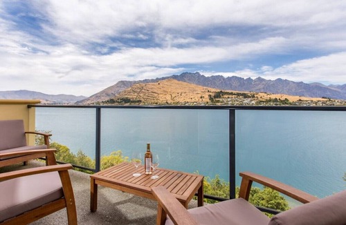 Queenstown Apartment | Absolute Lakeside - Stunning Views & Close To Town