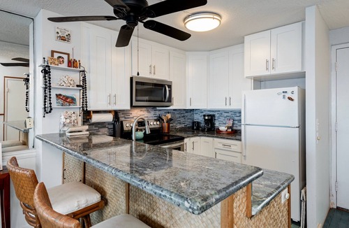 Kailua-Kona Condo | 🌴Absolute oceanfront getaway. Nicely upgraded and well equipped🌴