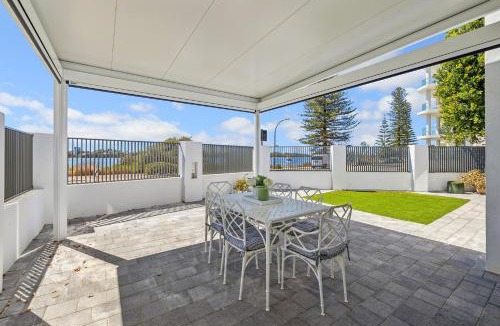 Mount Pleasant House | Absolute Riverfront Retreat Swan River Views