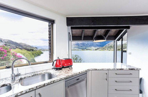 Frankton House | Absolutely Lakeside House - 5mins to Town - Step outside to the lake and trail.